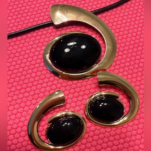 ✨ Gold & Black Statement Jewelry Set – Necklace & Earrings ✨ - Picture 5 of 7